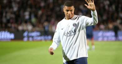 Mbappe kiếm 630 triệu euro sau khi ở lại PSG