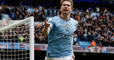 De Bruyne được bình chọn là tiền vệ hay nhất Ngoại hạng Anh