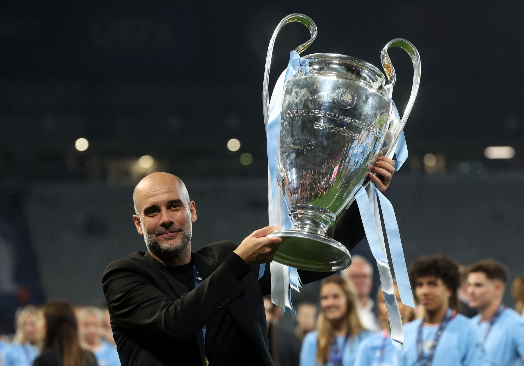 Guardiola tặng lại tiền thưởng cho nhân viên Man City