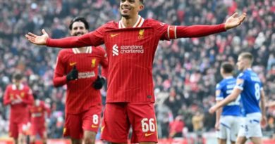 Alexander-Arnold lập siêu phẩm, Liverpool thắng dễ Accrington