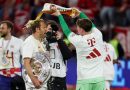 Harry Kane ‘tắm bia’ trong lần đầu tiên được nâng cúp