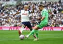 Thủ thành Burnley trở thành nạn nhân đầu tiên của luật mới Premier League