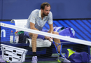 Medvedev kích động khán giả, đập nát vợt sau khi bị loại sớm tại US Open