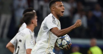 Mbappe lập cú đúp, Real Madrid thắng Marseille dù bị đuổi người