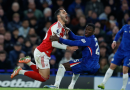 Arsenal hòa Chelsea trong thế hơn người